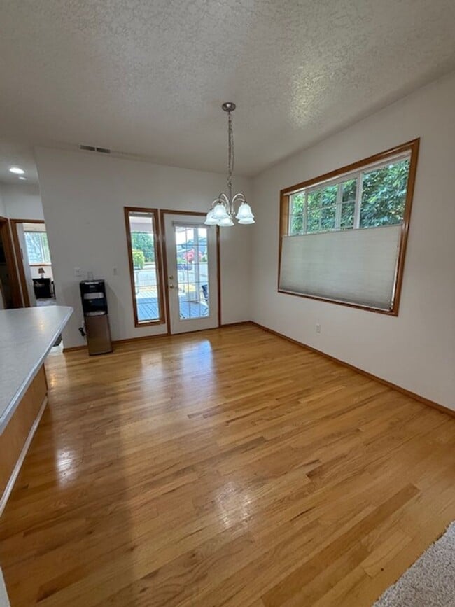 Building Photo - 4-bedroom 2.5 Bath McMinnville OR 97128
