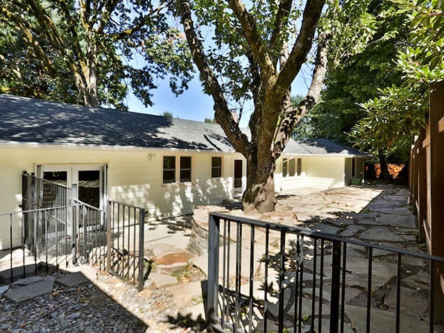 Building Photo - Spacious and Light Lake Oswego Home