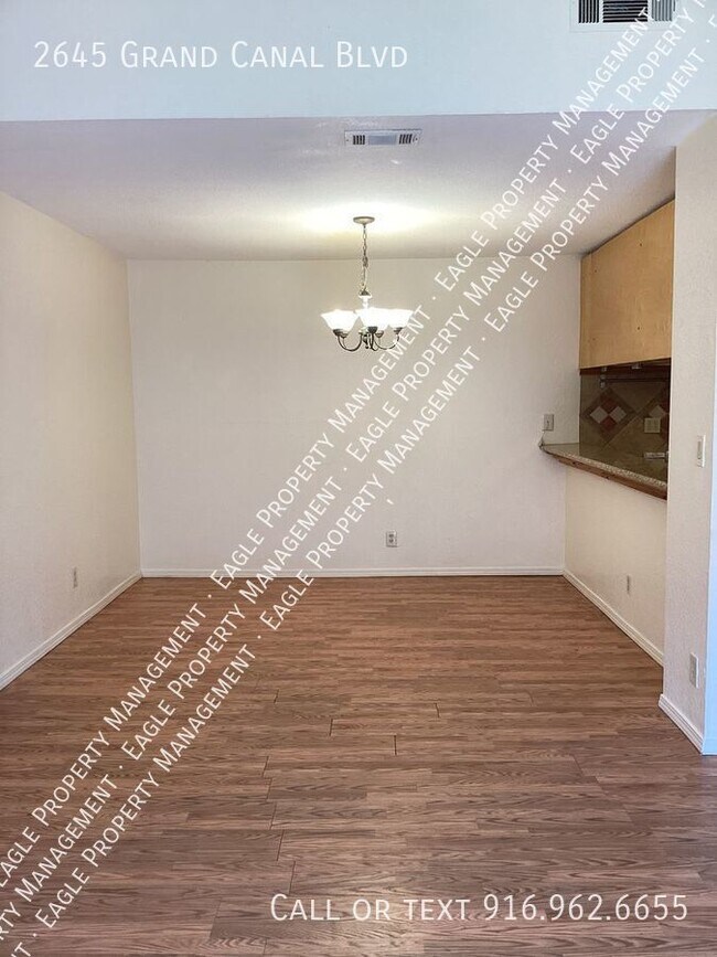 Building Photo - Nicely Updated Duplex