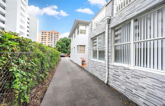 Building Photo - 320 SW 29th Rd