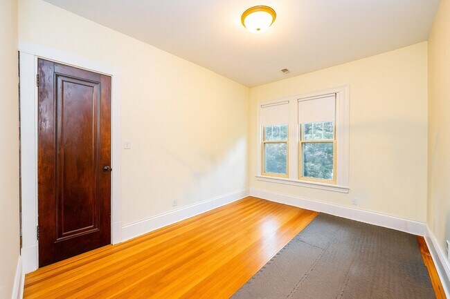 Building Photo - 3258 N Linder Ave