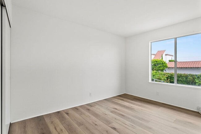 Building Photo - Bright, Beautiful & Newly Updated with Oce...