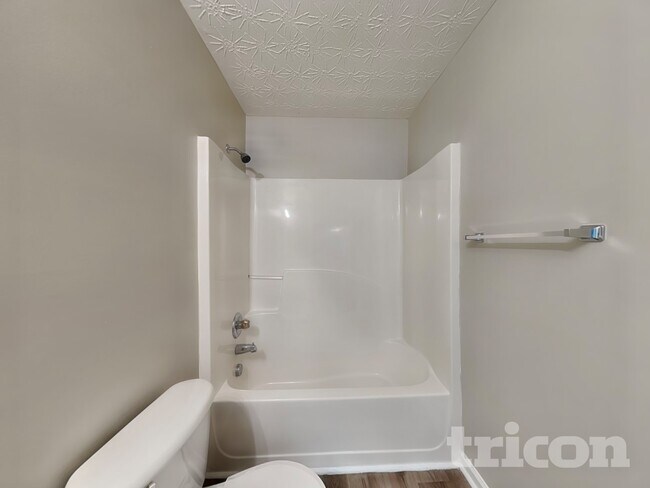 Building Photo - 305 Sarasota Ln