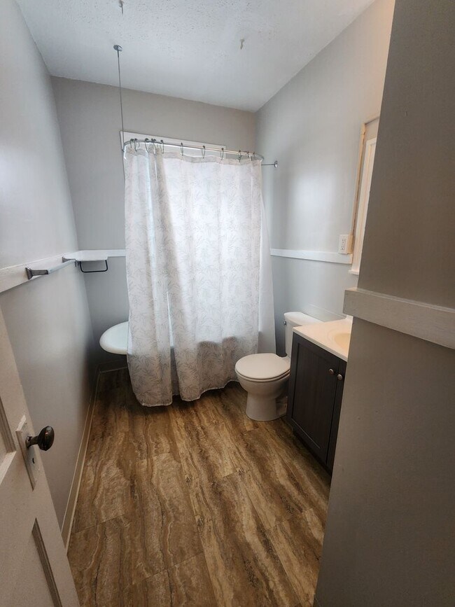 Building Photo - Two Bedroom in the heart of Old Brooklyn