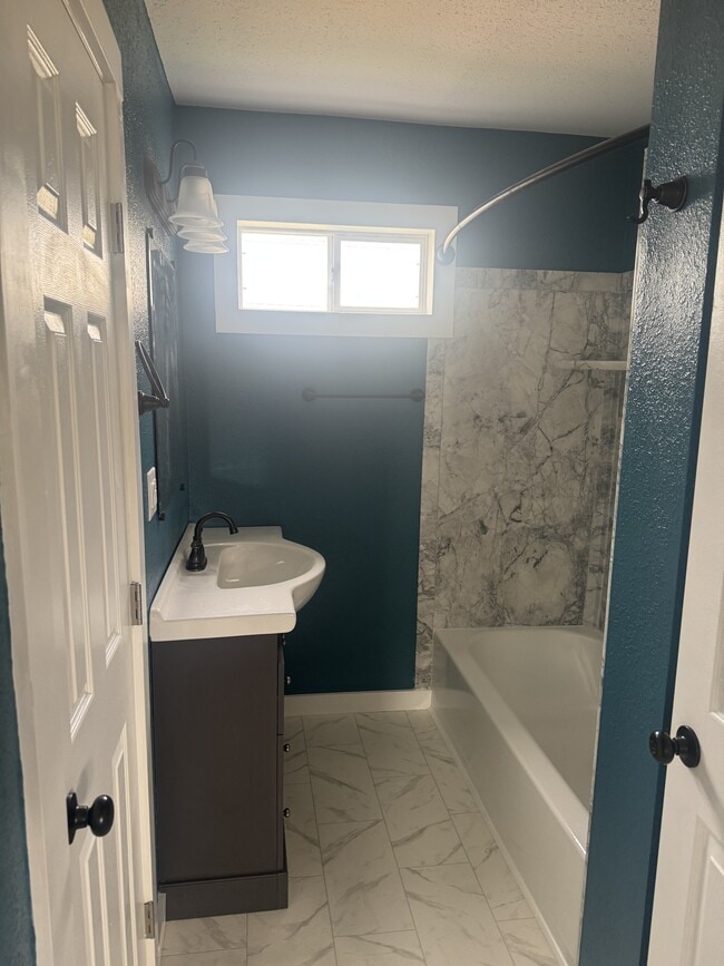 Building Photo - 114 S Elm St