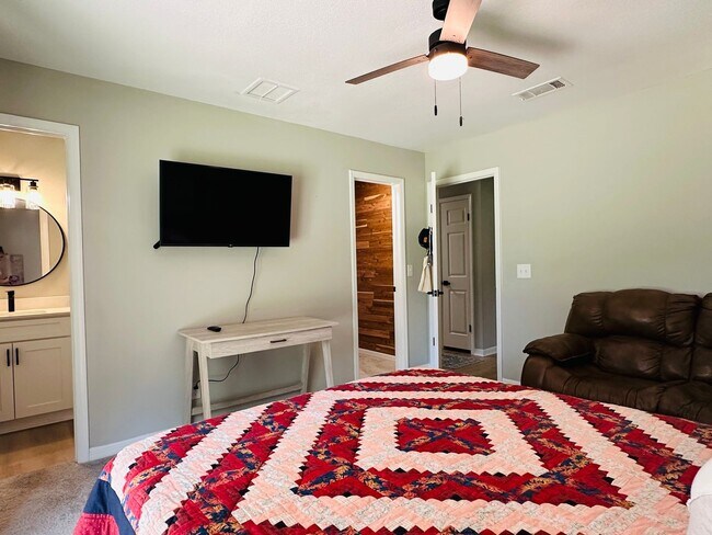 Building Photo - Spacious 6-Bedroom Rental in Spanish Point...