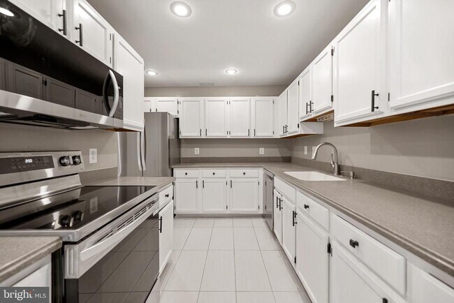 Building Photo - 6104 Old Brentford Ct