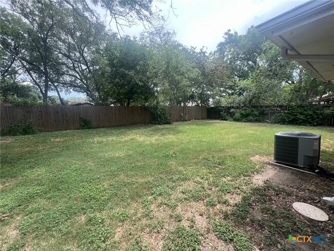 Building Photo - 943 S Pecan Ave
