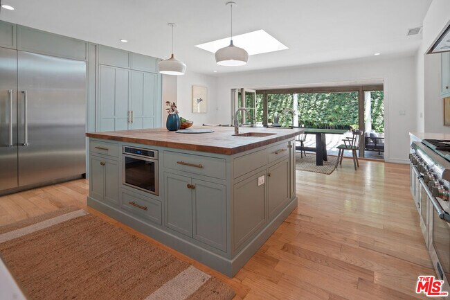 Building Photo - 215 S Medio Dr