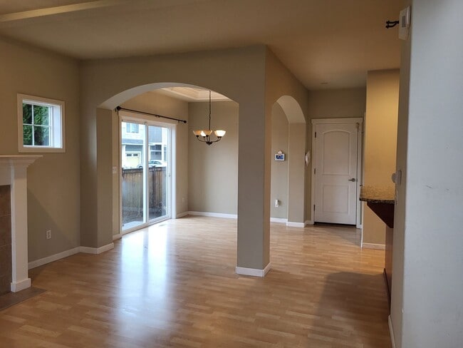 Building Photo - **$500 Move In Special**Beautiful 3 Bed 2.5 Bath 3 story home in South Hill Puyallup