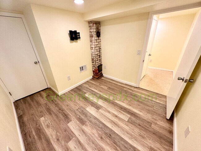 Building Photo - 3-Bedroom, 2-Bathroom House with Attached Garage and Workshop Near Belmont and SE 45th