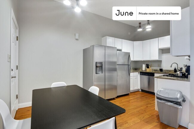 Building Photo - Room in Shared 5 bed/2.5 bath home in Roxbury