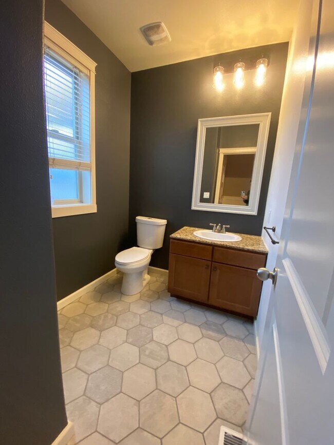 Building Photo - Spacious Back Yard - 4 Bedroom 2 1/2 Bath ...