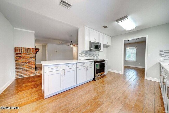 Building Photo - 350 Greenwood Cir