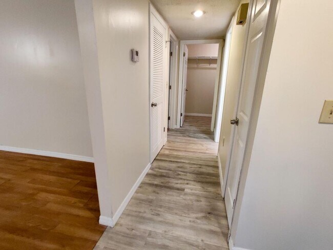 Building Photo - 117 Crown Point Cir