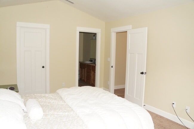 Building Photo - NE Piedmont 3-bedroom Beauty! - APPLICATIO...