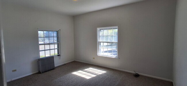 Building Photo - Spacious 4 Bedroom Stand Alone Home Near t...