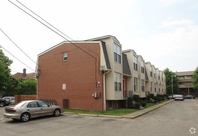 Primary Photo - 142-150 W 8th Ave