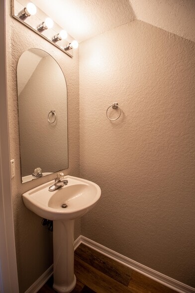 Building Photo - 405 S Lake Ave