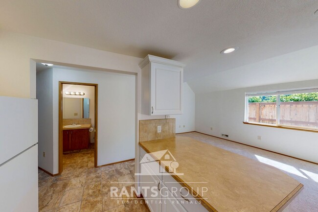 Building Photo - Lovely pet-free end unit in an established...