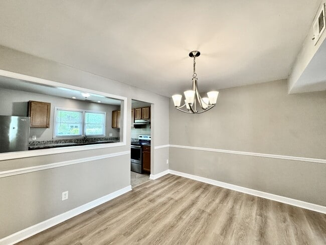 Building Photo - Great Neck Townhome Available NOW! Neutral...