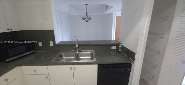 Building Photo - 9300 Fontainebleau Blvd
