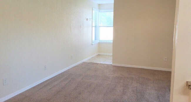 Building Photo - Beautiful Winter Park 2/2 Condo on the first floor x Rent in front of Full Sail !