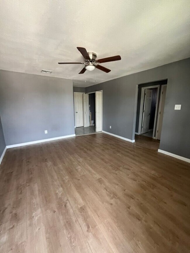 Building Photo - 3303 Toledo Dr