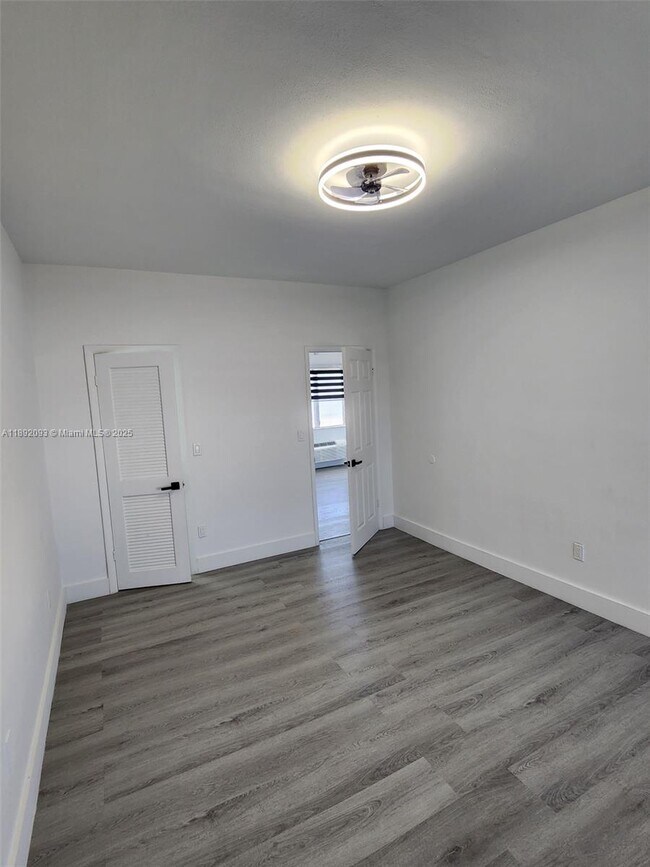 Building Photo - 2101 Normandy Dr