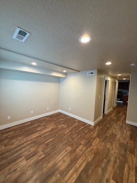 Building Photo - 2300 450 E