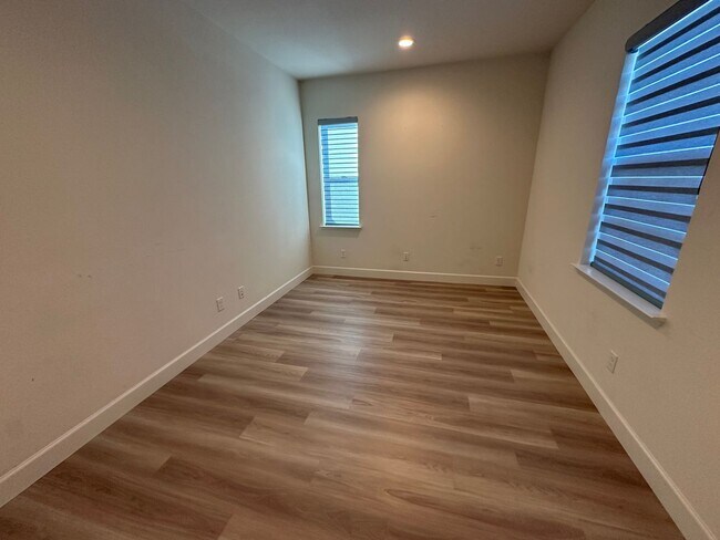 Building Photo - Stunning 5 Bedroom, 3.5 Bath Ellis Home / Best Property Management