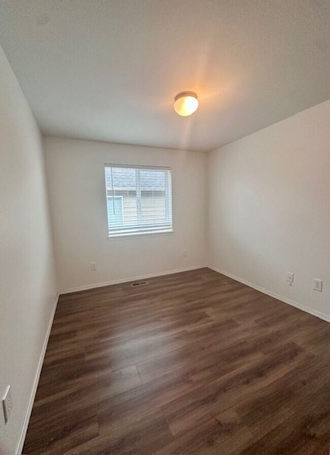 Building Photo - Spacious 4 bedroom - Ready Now