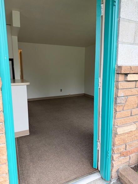 Building Photo - 100 Logan Ave S