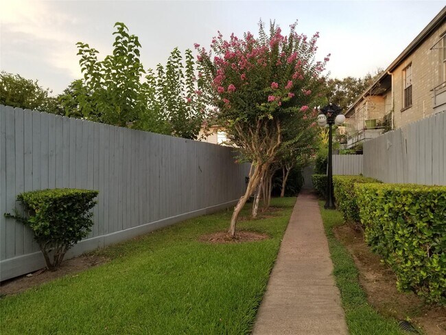 Building Photo - 7400 Bellerive Dr