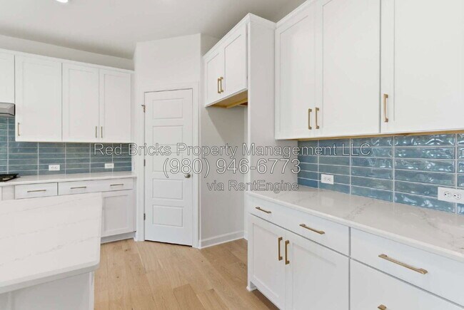 Building Photo - 4016 Dahlia Dr