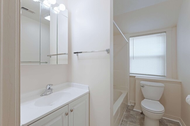 Building Photo - 1640 E ST-2