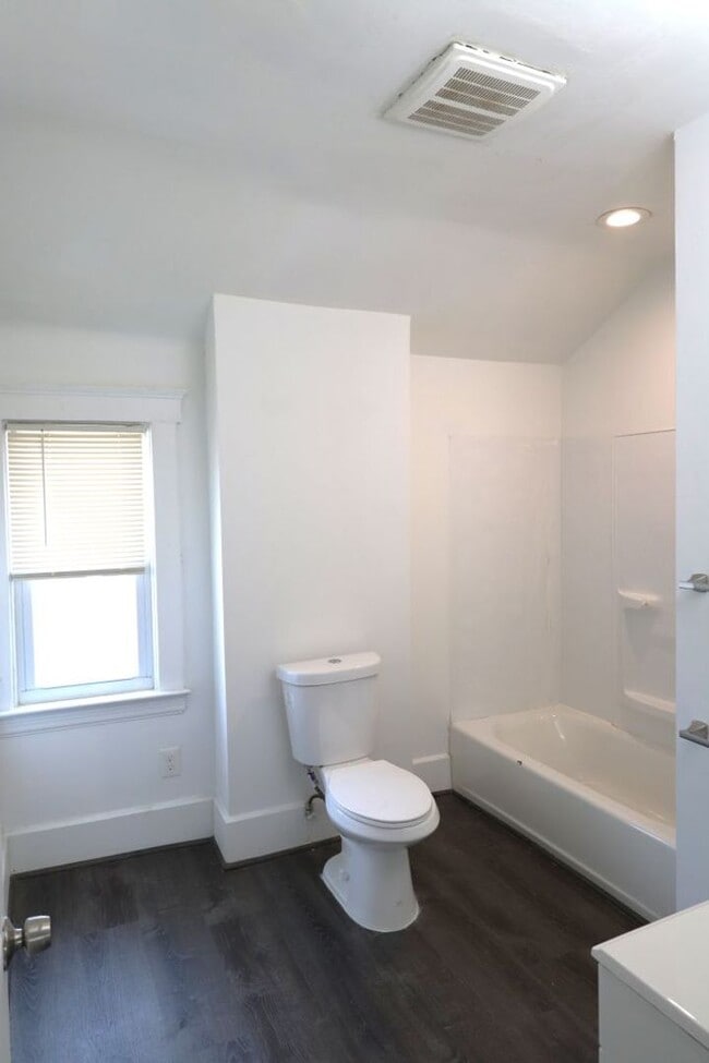 Building Photo - $1,300 - Newly 3 Bedroom 2 Bath