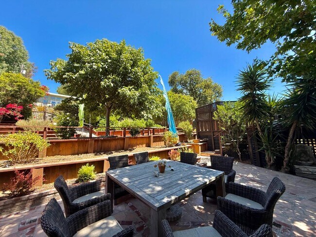 Building Photo - 1082 Lupin Way