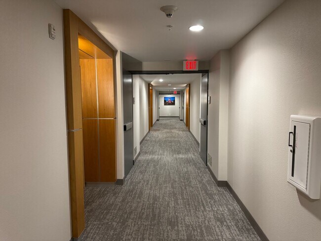 Building Photo - Beautiful third level 2 bedroom condo in the Mercer