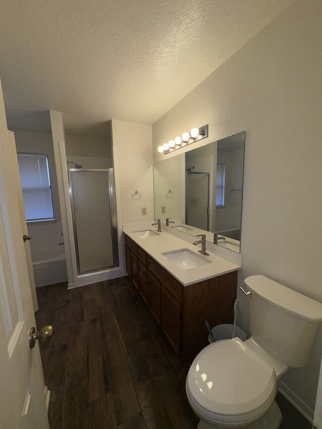 Building Photo - 1801 Thomas Ct