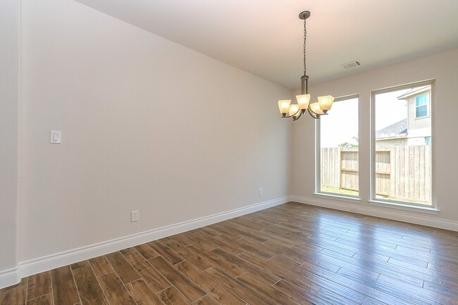 Building Photo - 3410 Willow Cres Ct