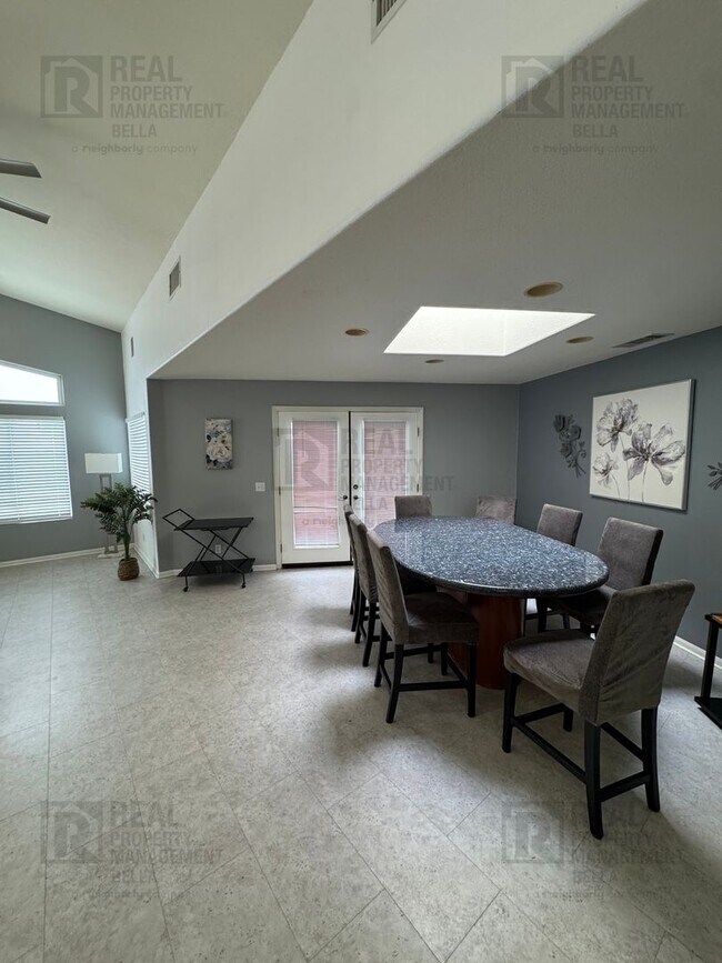 Building Photo - $750 MOVE-IN SPECIAL DISCOUNT AVAILABLE! Luxury Living Awaits: Stunning 4-Bedroom Cul-de-Sac Retr...