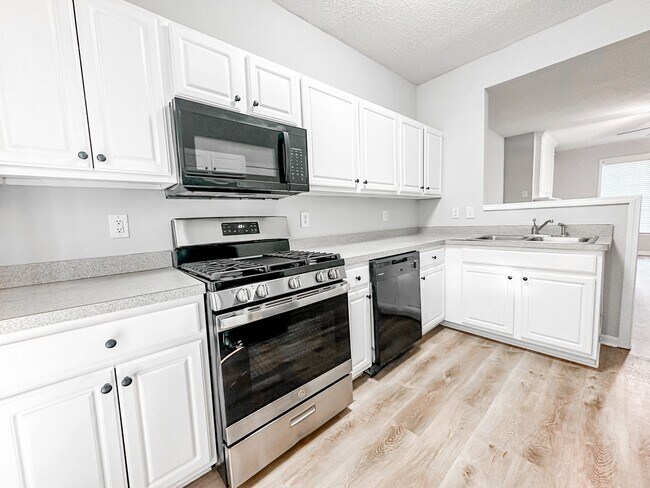 Building Photo - Large townhome in great Canton location
