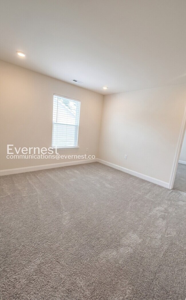 Building Photo - 5 Bed/3 Bath Home with Garage / Pet-Friendly / Available Now!