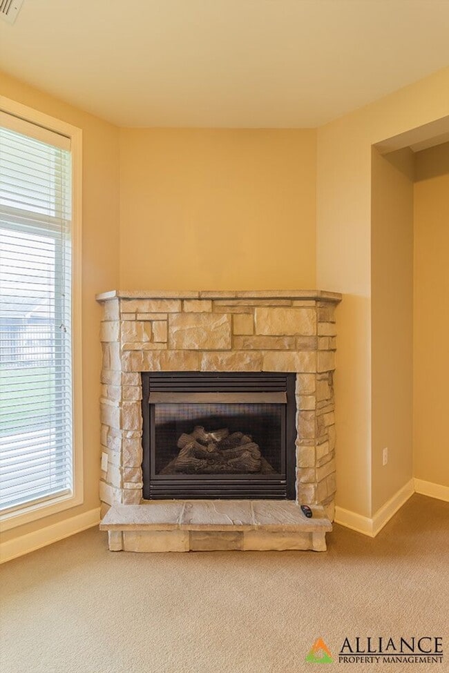 Building Photo - Great Location!