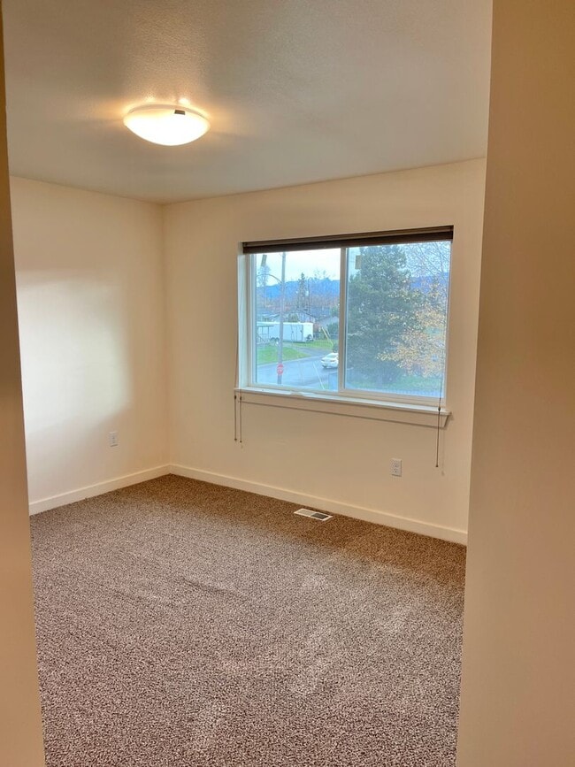 Building Photo - 410 Flower St