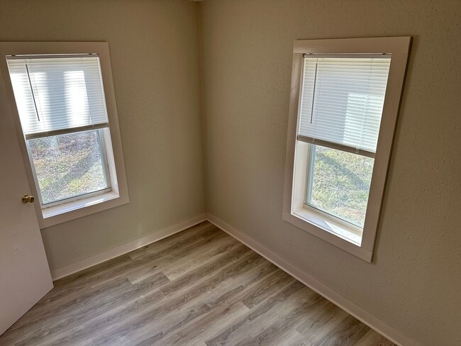 Building Photo - 2 Bedroom, 1 Bathroom Home with large backyard, near Downtown Springdale