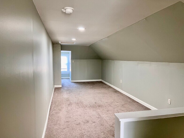 Building Photo - 1157 E Whittier St