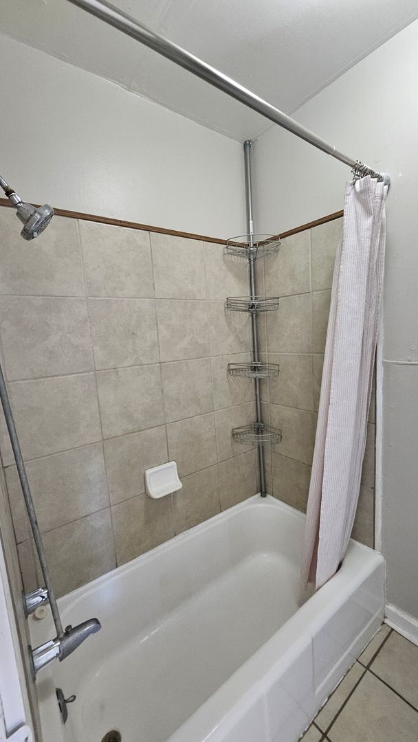 Building Photo - 1 bed with yard! Condo near UNM!