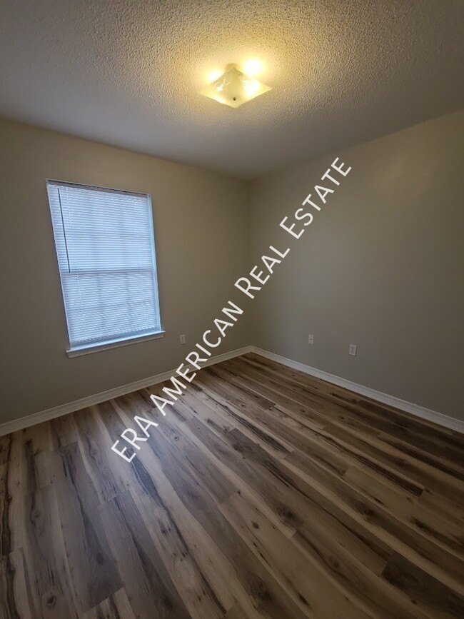 Building Photo - Vaulted ceiling in greatroom